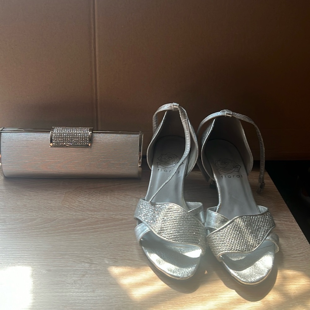 Floral Carter Wide Width Silver shoe 2” Mid-Heel Size 8WW